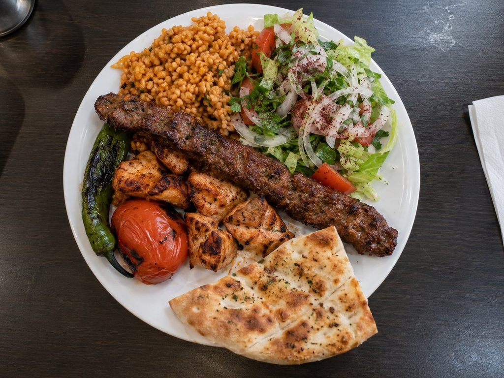Grillteller mit Adana, Hähnchen, Bulgur und Salat von oben