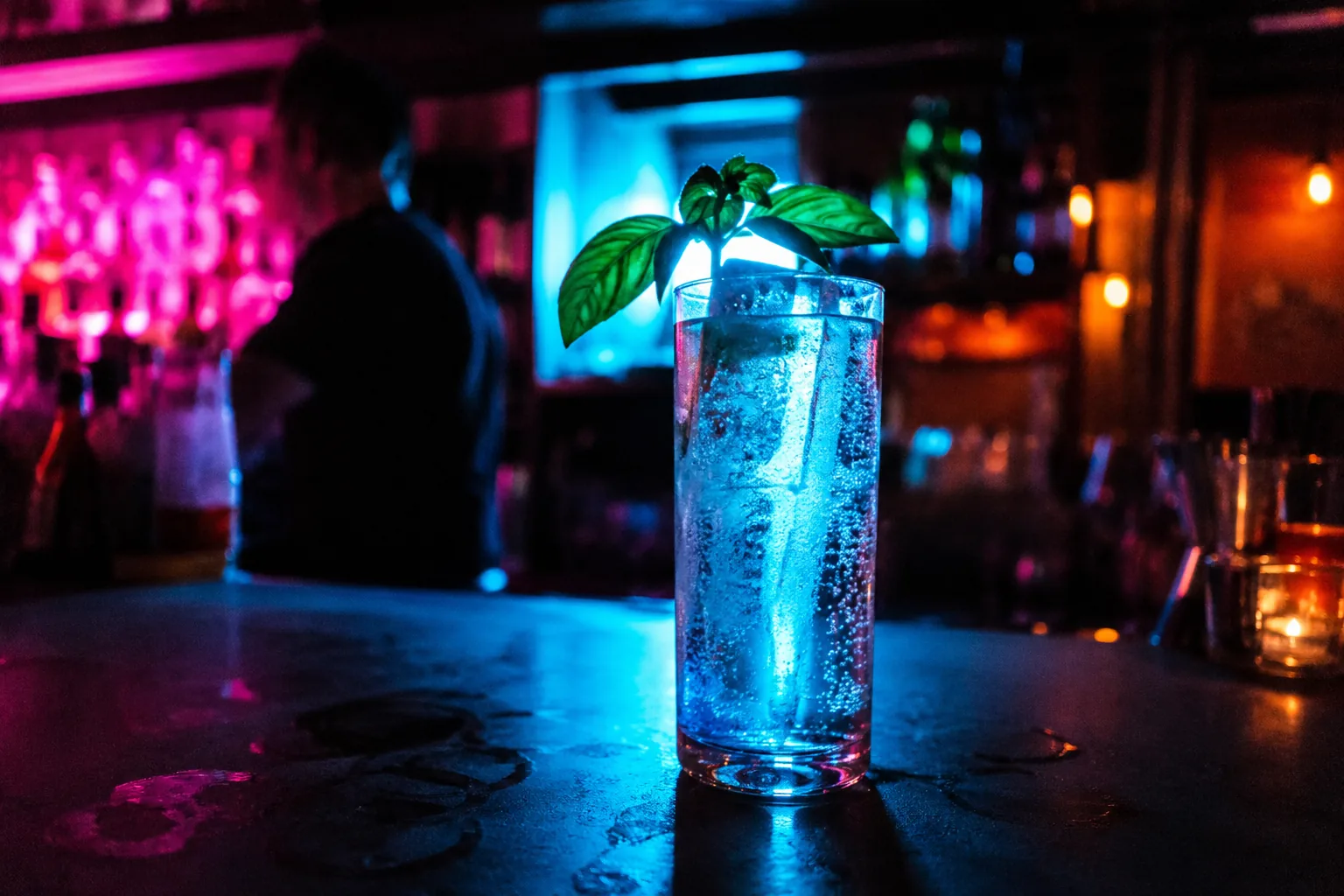 Cyan Tonic im Highball mit Basilikum, cyan angeleuchtet