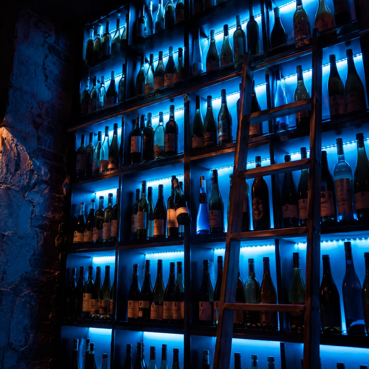 Cyan hinterleuchtete Enoteca-Weinwand